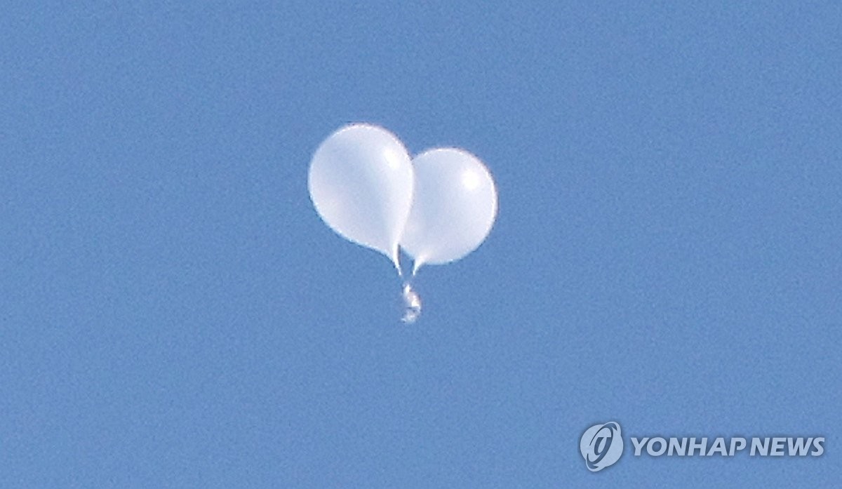 Globos lanzados por Corea del Norte flotan sobre el centro de Seúl en esta fotografía de archivo tomada el 8 de octubre de 2024. (Yonhap)