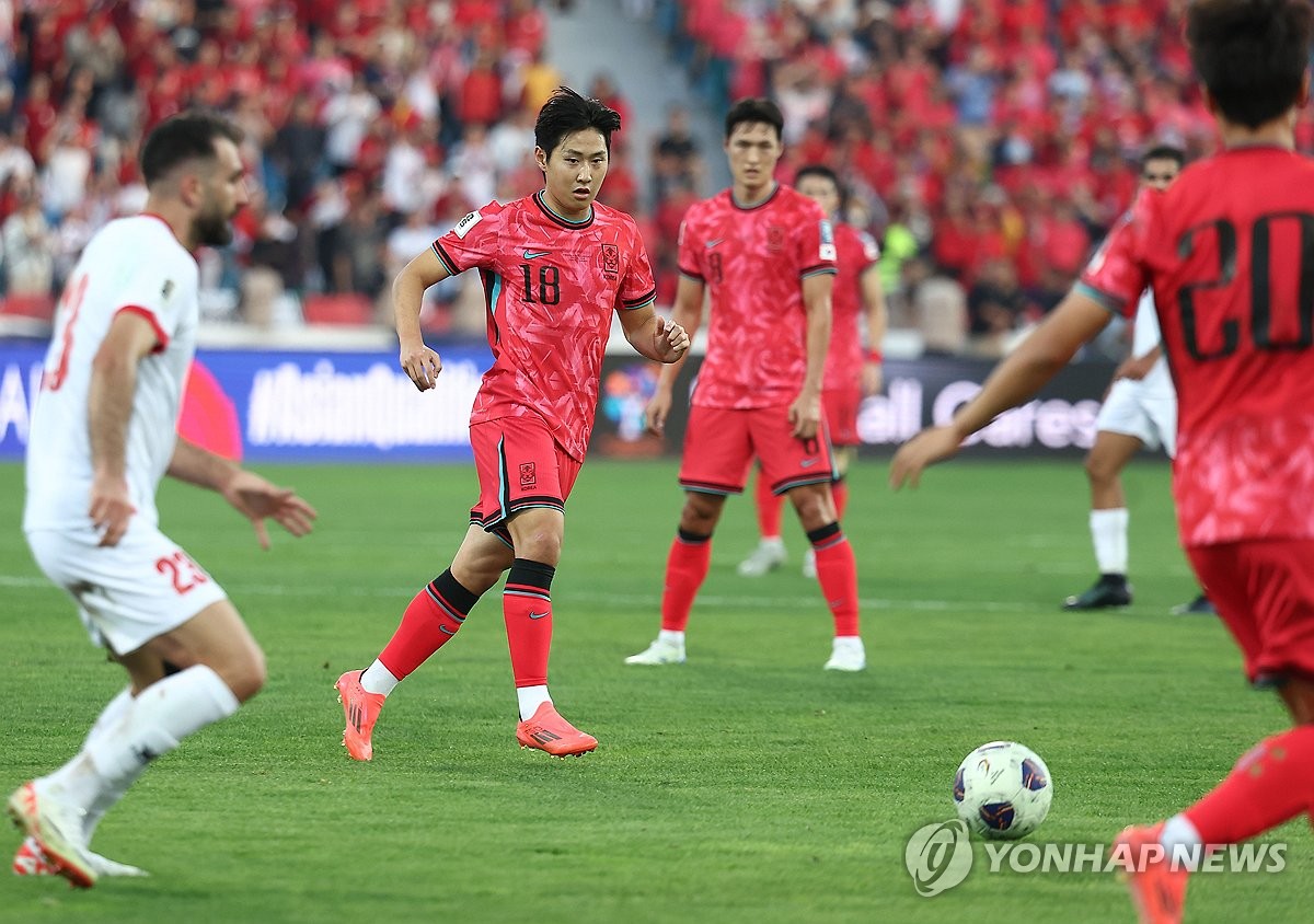 Lee Kang-in of South Korea (C) makes a pass against Jordan during the teams' Group B match in the third round of the Asian World Cup qualification at Amman International Stadium in Amman on Oct. 10, 2024. (Yonhap) 