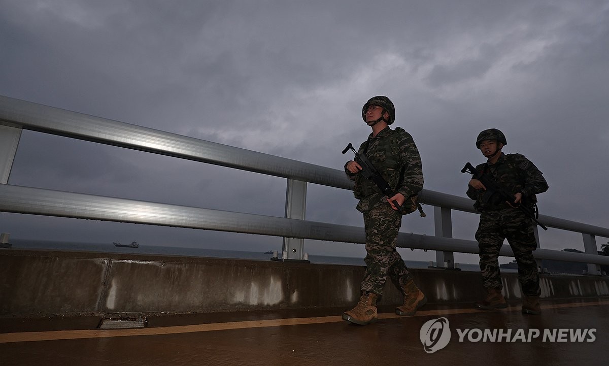 북과의 경계 지역에서 감시