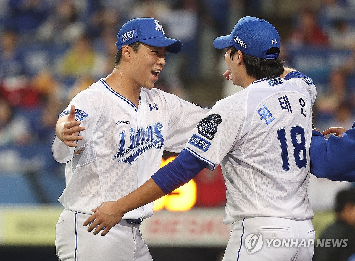 김윤수, 원태인과 포옹