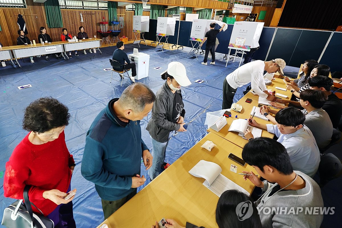 La gente hace fila para llenar las boletas en un colegio electoral en una escuela secundaria en el condado de Yeonggwang en la provincia de Jeolla del Sur el 16 de octubre de 2024, cuando comienzan las elecciones parciales para elegir al nuevo jefe del condado. (Yonhap)