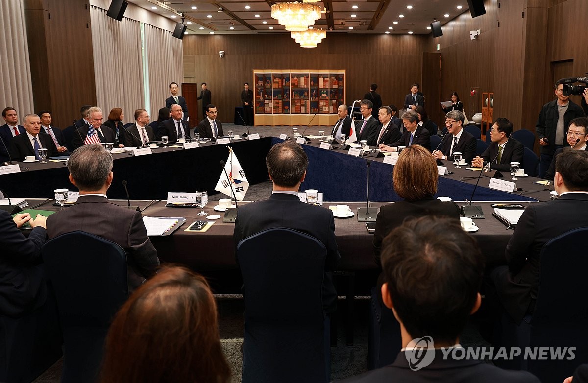 Corea del Sur, Estados Unidos y Japón mantienen conversaciones viceministeriales en el Ministerio de Asuntos Exteriores en Seúl el 16 de octubre de 2024. (Yonhap)