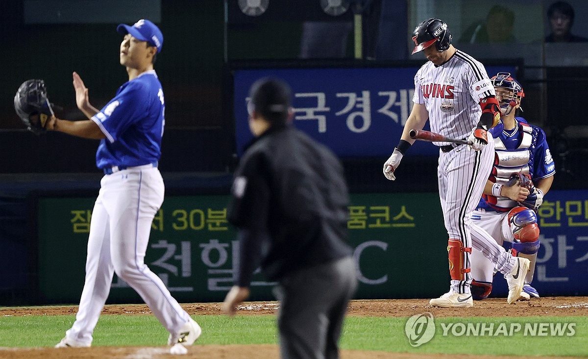 김윤수 앞에서 고개 숙인 오스틴