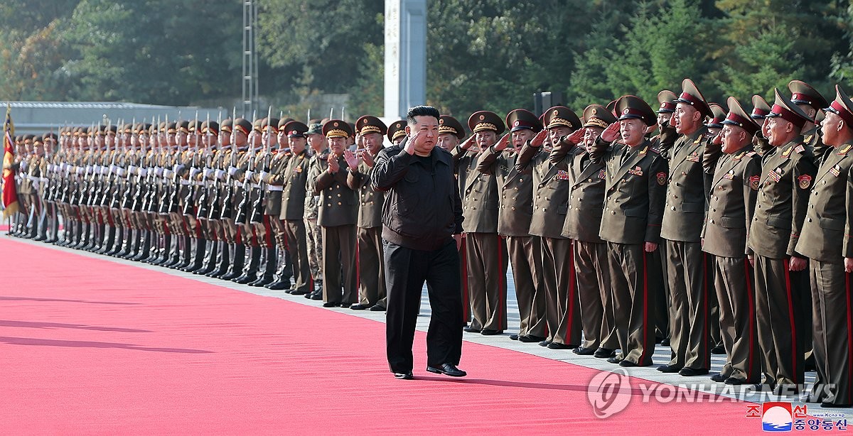 El líder norcoreano Kim Jong-un es recibido por oficiales militares durante su visita al 2.º Cuerpo del Ejército Popular de Corea el 17 de octubre de 2024, en esta fotografía publicada por la Agencia Central de Noticias de Corea (KCNA), oficial del Norte, al día siguiente. (Para uso únicamente en la República de Corea. Sin redistribución) (Yonhap)