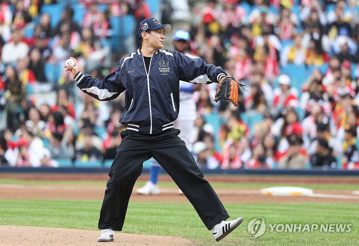 한국시리즈 4차전 시구하는 구본길