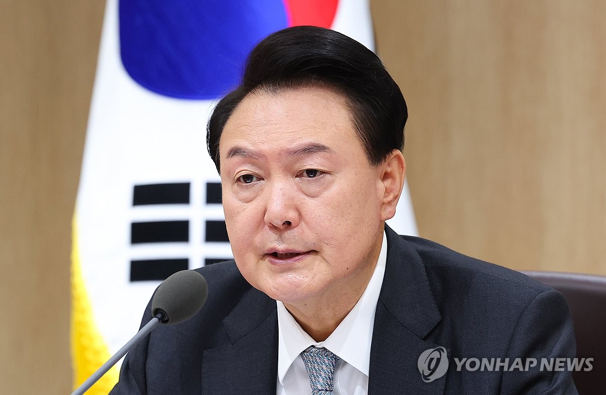 El presidente Yoon Suk Yeol habla durante una reunión de gabinete en la oficina presidencial en Seúl el 29 de octubre de 2024. (Foto de la piscina) (Yonhap)