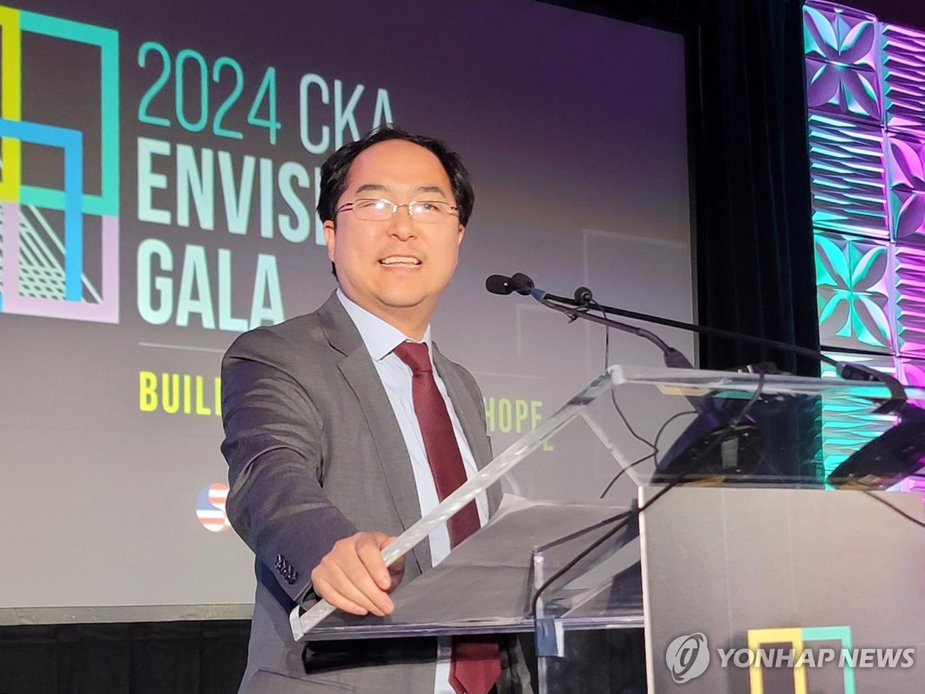 Esta foto, tomada el 14 de noviembre de 2024, muestra a Andy Kim hablando en un evento en Washington después de convertirse en el primer coreano-estadounidense elegido para el Senado. (Yonhap)