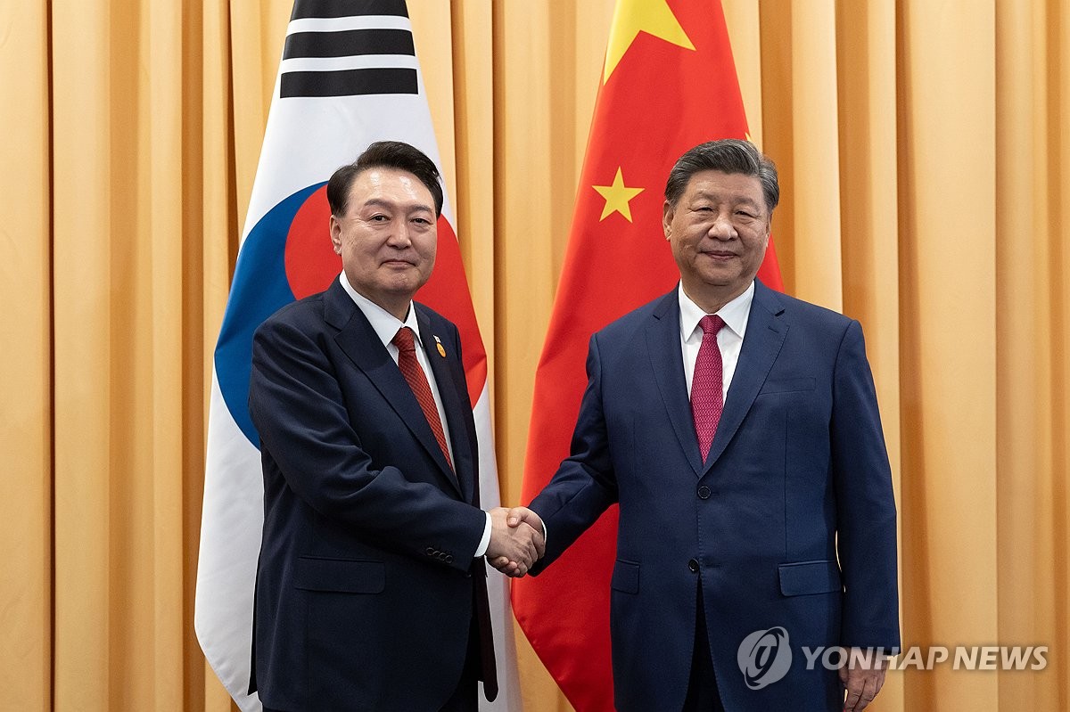 El presidente Yoon Suk Yeol (izq.) le da la mano al presidente chino Xi Jinping en un hotel en Lima, Perú, el 15 de noviembre de 2024, al margen de la cumbre de Cooperación Económica Asia-Pacífico. (Foto de la piscina) (Yonhap)