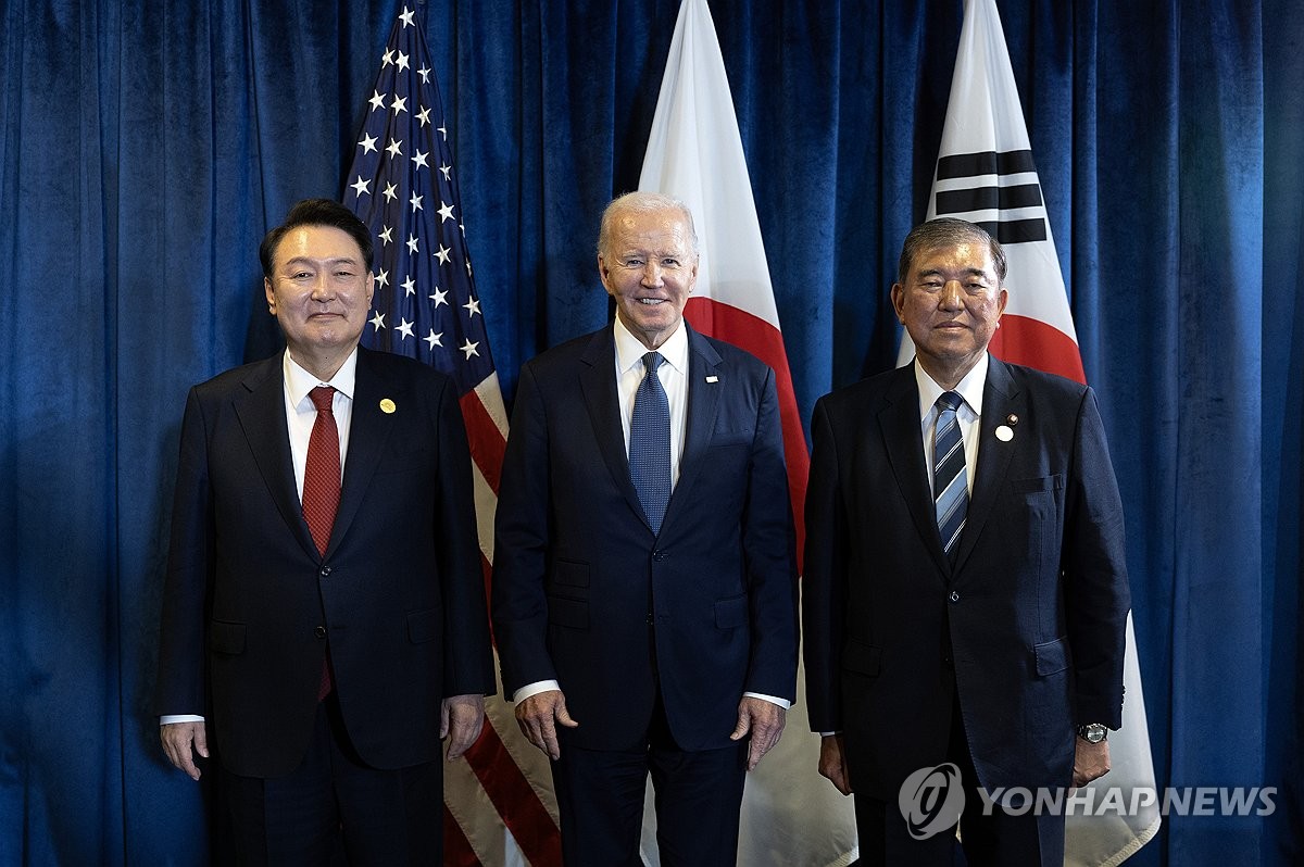 (De izquierda a derecha) El presidente surcoreano, Yoon Suk Yeol, el presidente estadounidense, Joe Biden, y el primer ministro japonés, Shigeru Ishiba, posan para una fotografía antes de sus conversaciones trilaterales que tuvieron lugar al margen de la cumbre de Cooperación Económica Asia-Pacífico en Lima, Perú. , el 16 de noviembre de 2024. (Foto de la piscina) (Yonhap)