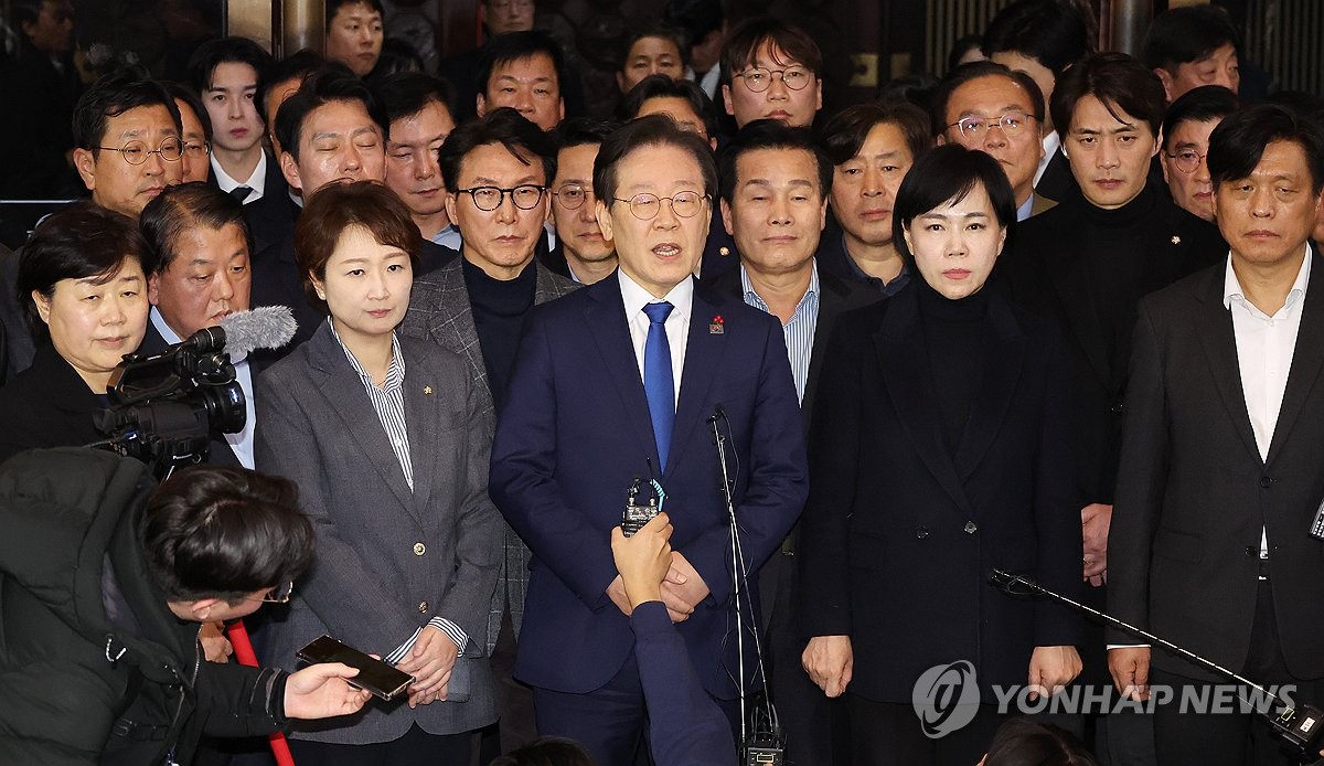 Lee Jae-myung, líder del principal opositor Partido Demócrata, habla después de que la Asamblea Nacional aprobara una resolución el 4 de diciembre de 2024 para exigir al presidente Yoon Suk Yeol que rescinda su declaración de ley matrimonial de emergencia. (Yonhap)