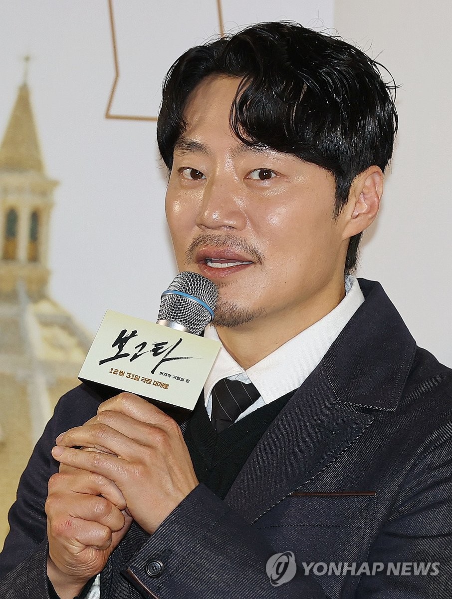 인사말하는 이희준