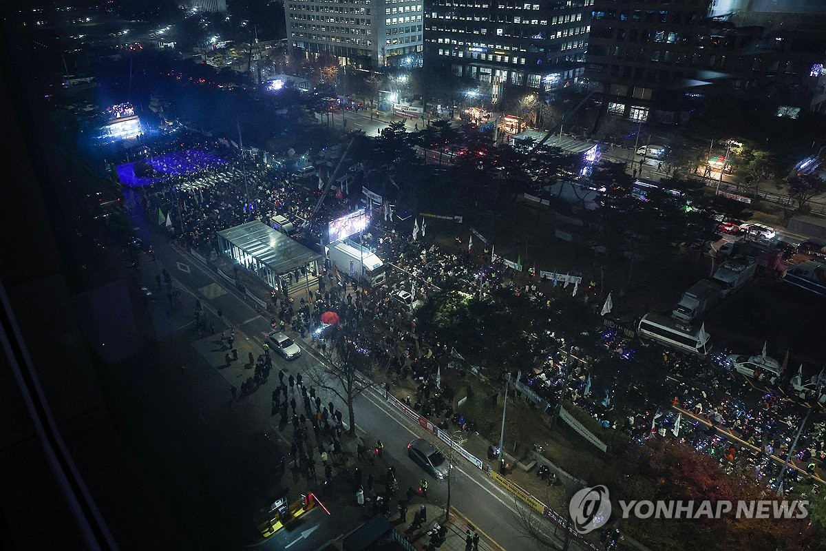 국회 앞에 모인 시민들