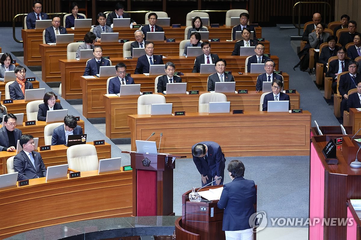 Prime Minister Han Duck-soo makes a deep bow to the public in a gesture of apology for President Yoon Suk Yeol's martial law imposition during a plenary session of the National Assembly in Seoul on Dec. 11, 2024. (Yonhap)