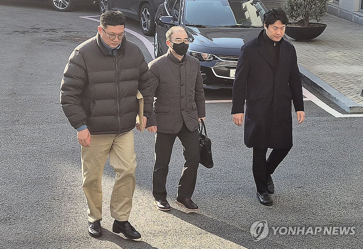 Ordu Özel Harp Komutanlığı Başkanı Korgeneral Kwak Jong-keun (ortada), 16 Aralık 2024'te Seul'ün merkezindeki bir askeri mahkemede tutuklama emriyle ilgili bir duruşmaya katılıyor gibi görünüyor. (Yonhap)