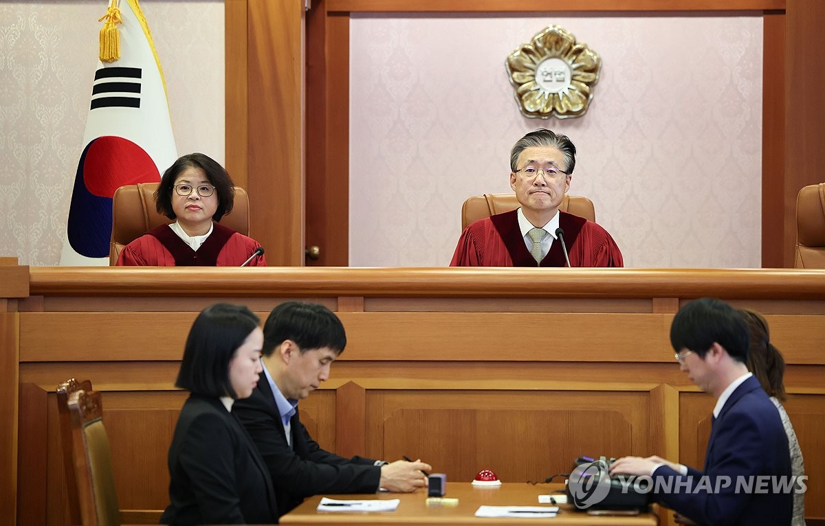 대기하는 김복형 헌법재판관과 김형두 헌법재판관