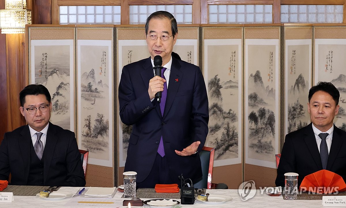 El presidente interino Han Duck-soo (centro) habla durante un almuerzo con líderes de la Cámara de Comercio Estadounidense en Corea y ejecutivos de empresas con sede en Estados Unidos que operan en el país, en su residencia oficial en Seúl el 26 de diciembre de 2024. ( Yonhap)