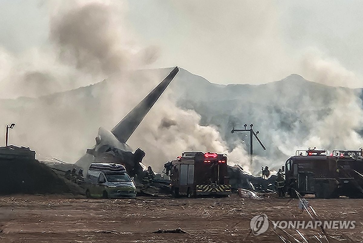 空港の外壁と衝突した旅客機＝２９日、務安（聯合ニュース）