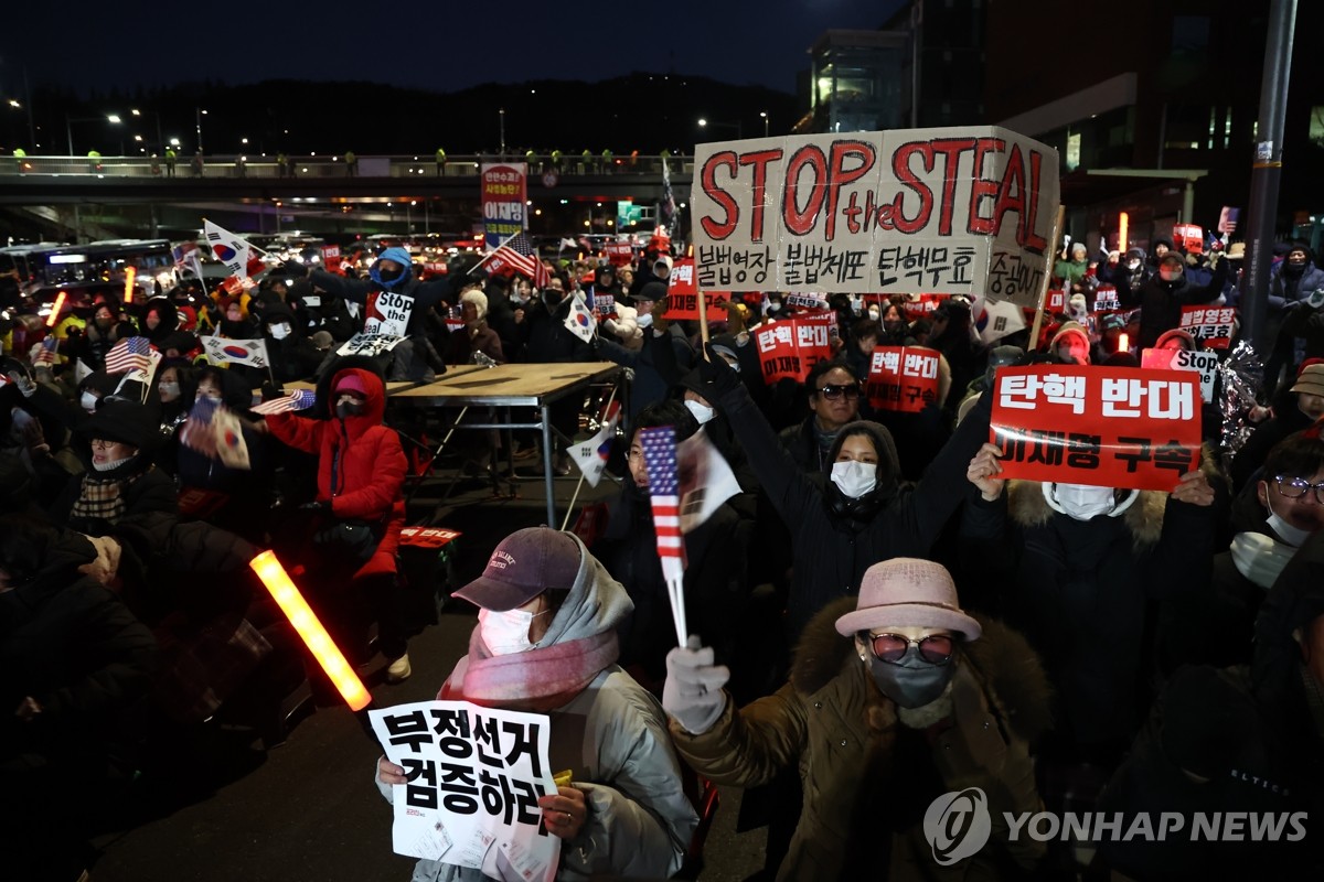 Las personas que apoyan al presidente impugnado Yoon Suk Yeol se concentran cerca de su residencia oficial en Seúl el 3 de enero de 2025, para impedir que los investigadores de la agencia estatal anticorrupción ejecuten una orden para detener a Yoon por su fallido intento de imponer la ley marcial en diciembre. (Yonhap)