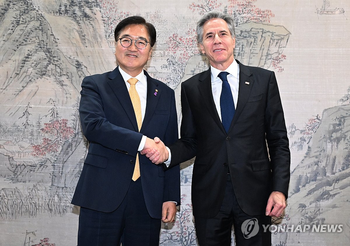 El presidente de la Asamblea Nacional, Woo Won-shik (i), y el secretario de Estado de Estados Unidos, Antony Blinken, se dan la mano durante su reunión en la Asamblea Nacional en Seúl, el 6 de enero de 2025. (Foto de la piscina) (Yonhap)