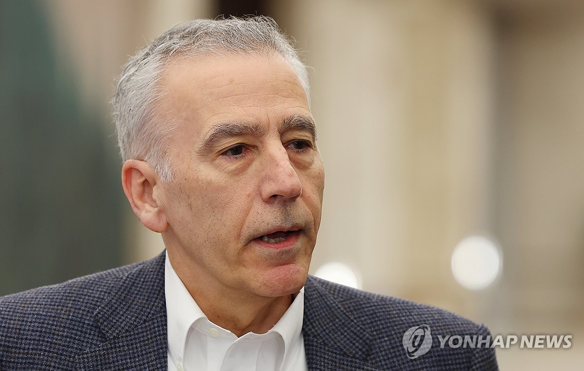 Esta foto de archivo, tomada el 7 de enero de 2025, muestra al ex embajador de los Estados Unidos en Corea del Sur, Philip Goldberg, hablando con la prensa antes de partir hacia los Estados Unidos en el Aeropuerto Internacional de Incheon, al oeste de Seúl. (Yonhap) 