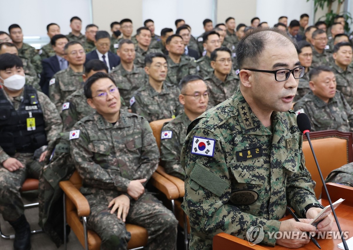 El teniente general Kwak Jong-keun (al frente), jefe del Comando de Guerra Especial del Ejército, responde a las preguntas de los legisladores durante una reunión del comité especial sobre la breve imposición de la ley marcial por parte del presidente Yoon Suk Yeol el 14 de enero de 2025. (Yonhap )