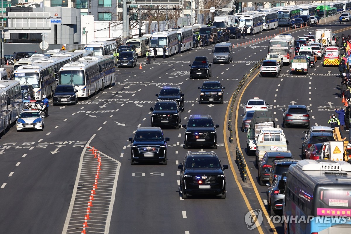 15 Ocak 2025'te, Başkan Yoon Suk Yeol'ü taşıdığı tahmin edilen bir araç konvoyu, Seul'deki başkanlık konutundan ayrılarak Üst Düzey Yetkililer Yolsuzluk Soruşturma Ofisi'nin merkezine doğru yola çıkıyor. (Yonhap)