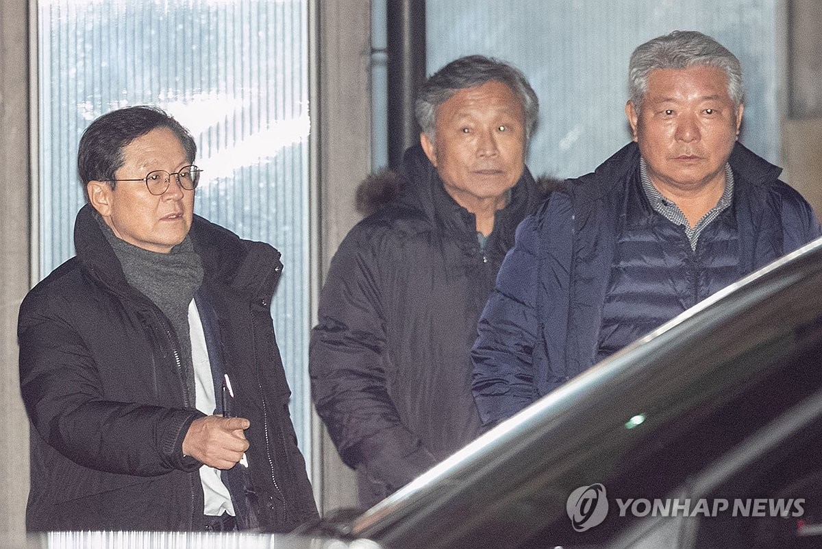 윤석열 대통령 공수처 조사 동행한 윤갑근-송해은-김홍일