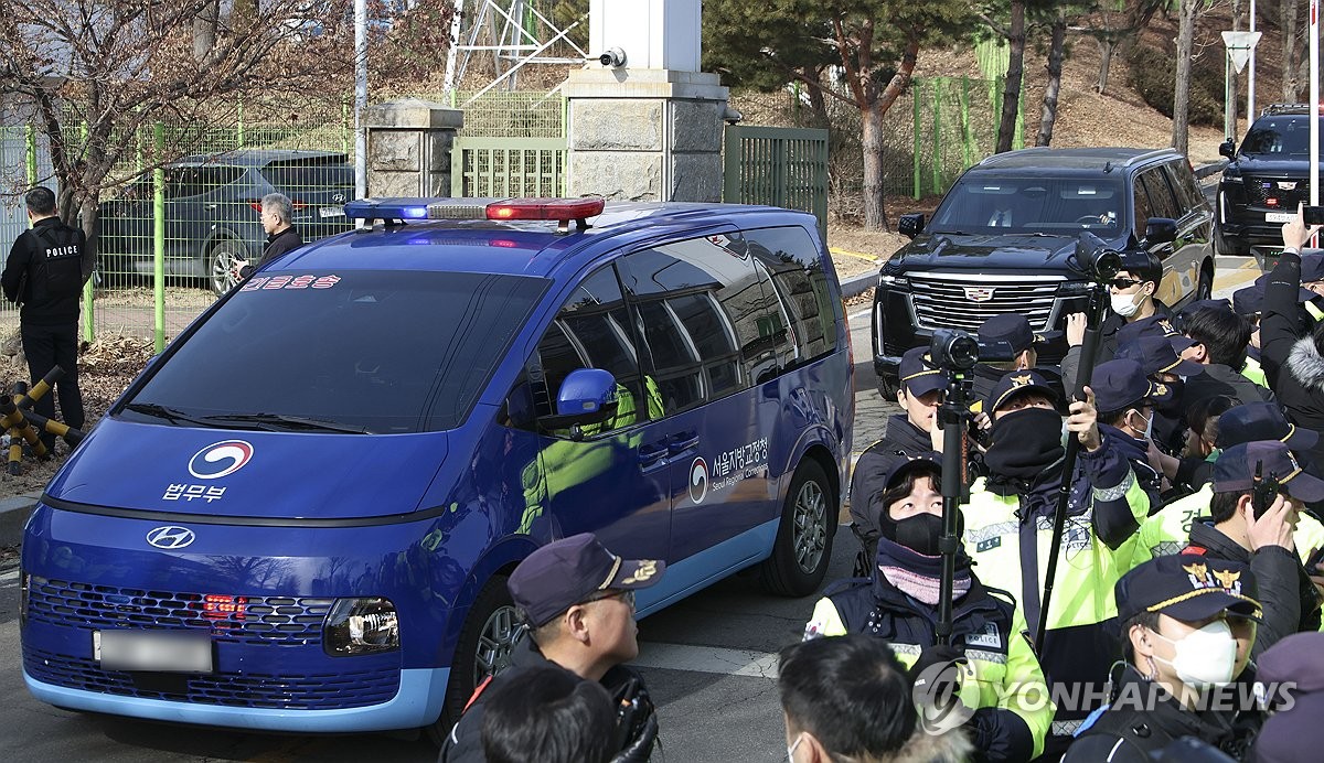 Un vehículo convoy, que probablemente transporta al presidente acusado Yoon Suk Yeol, llega al Tribunal del Distrito Occidental de Seúl, el 18 de enero de 2025, para una audiencia de orden de arresto a las 2 pm en el tribunal por su breve decreto de ley marcial el mes pasado. (Yonhap) 