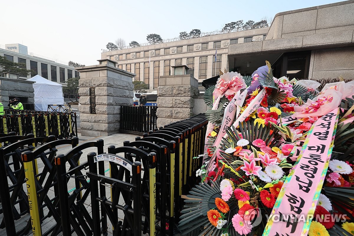 Una guirnalda de flores enviada por un partidario del presidente acusado Yoon Suk Yeol se ve frente al Tribunal Constitucional en el centro de Seúl el 21 de enero de 2025. (Yonhap)