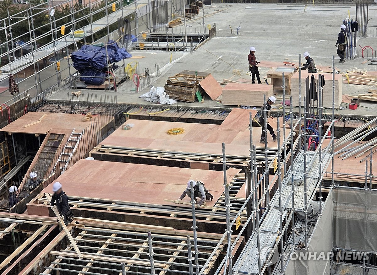 This file photo from Feb. 16, 2025, shows a construction site in Seoul where workers are moving construction equipment. (Yonhap)