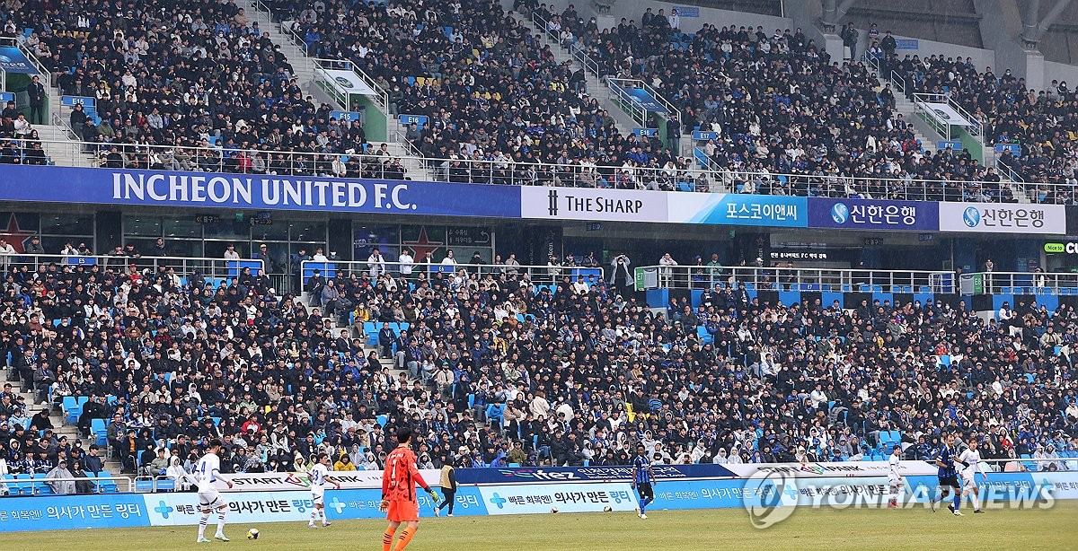 질주하는 인천 vs 맹추격하는 수원…불꽃 튀는 K리그2 선두 경쟁
