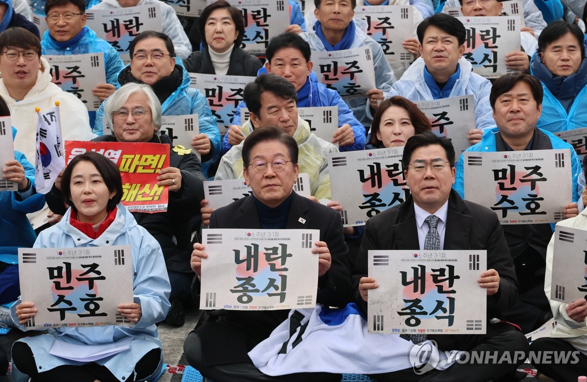 El principal líder del Partido Demócrata de la Oposición de la Oposición, Lee Jae-Myung (C, Front Row), asiste a una manifestación organizada por partidos políticos de la oposición que piden la destitución del presidente yeon Suk Yeol, en el centro de Seúl el 1 de marzo de 2025.