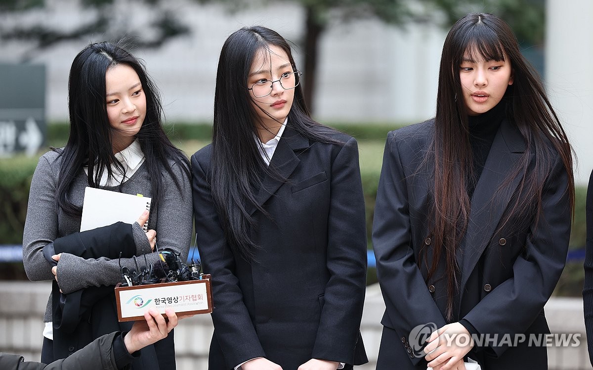 어도어-뉴진스, 전속계약 비공개 조정…멤버 2명 직접 출석