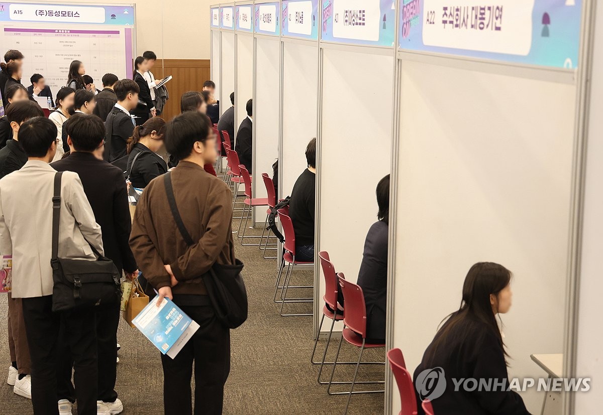 현장 면접 보는 청년 구직자들