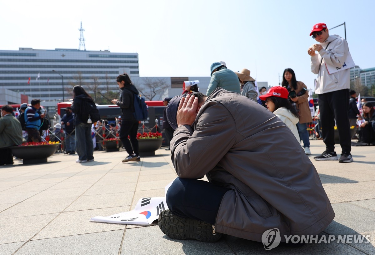 うなだれる尹氏支持者