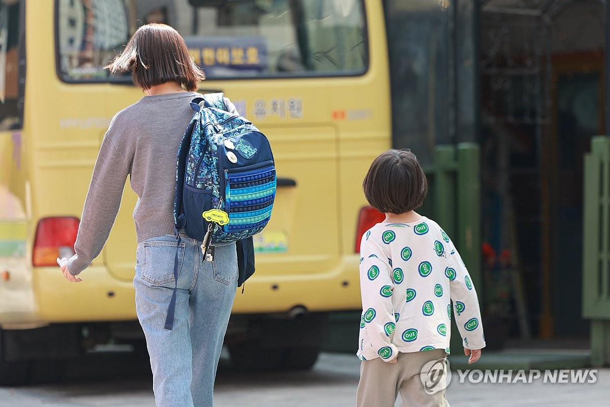 서울 강남구의 한 유치원 앞을 지나가는 학부모와 어린이