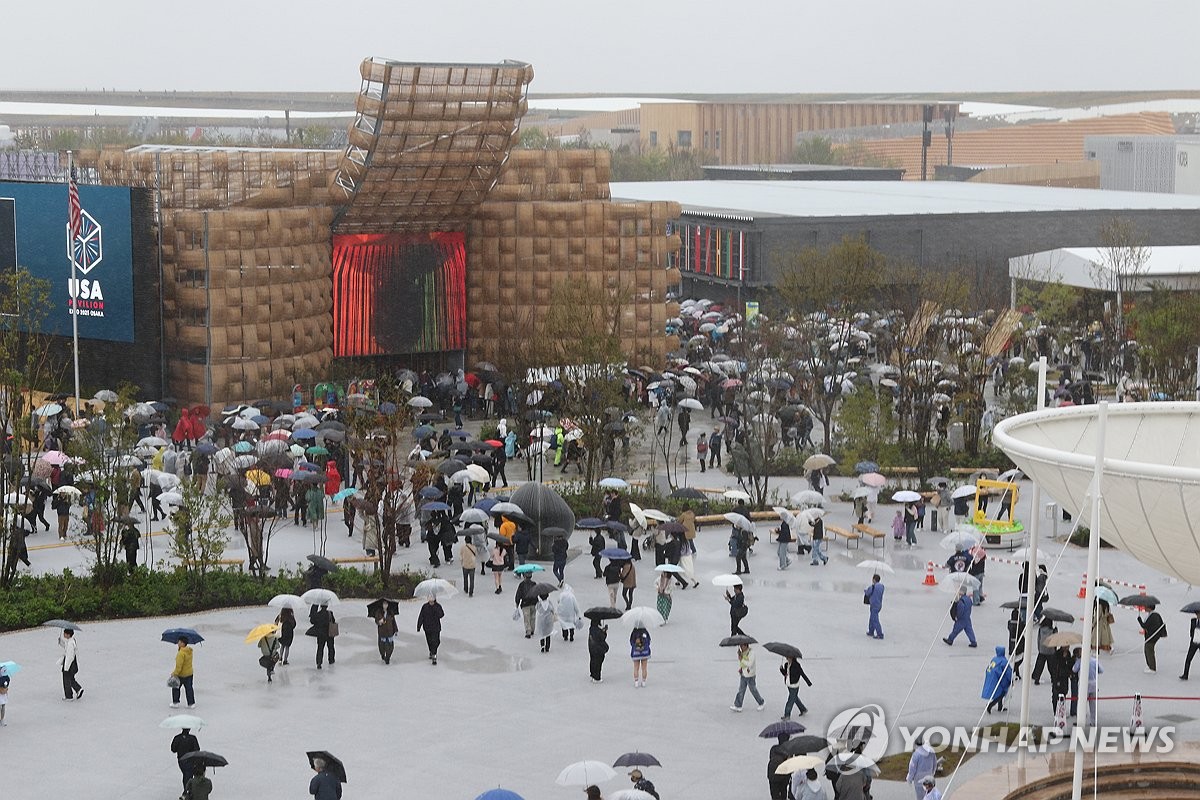 La foto de archivo, tomada el 13 de abril de 2025, muestra a los visitantes de la Exposición Universal de Osaka, en una isla artificial de la ciudad japonesa, el mismo día de su inauguración.