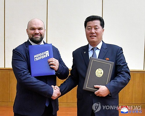 Des associations de jeunes nord-coréens et russes réaffirment leur amitié à Pyongyang