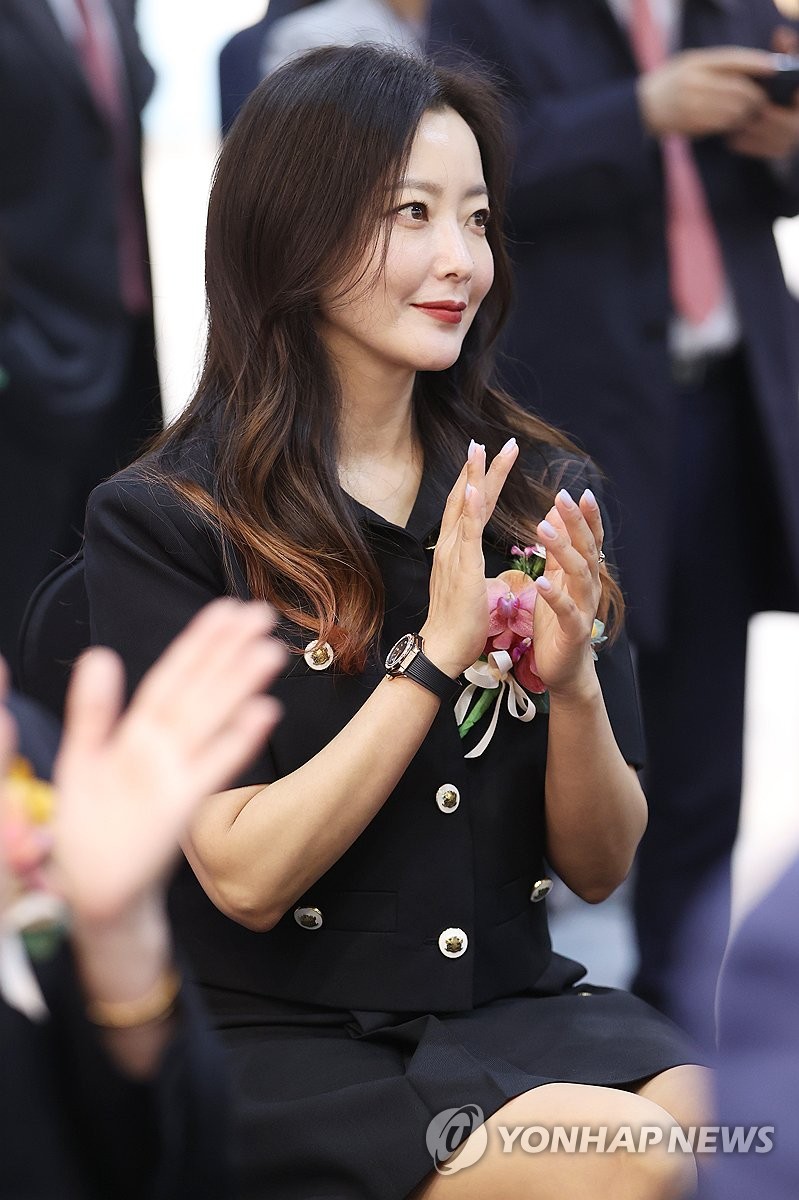 韓国　女優　キム・ヒソン直筆サイン入りポラ　当選品 Amazon.co.jp: キム アジュン直筆サイン入り超大型写真…Kim A