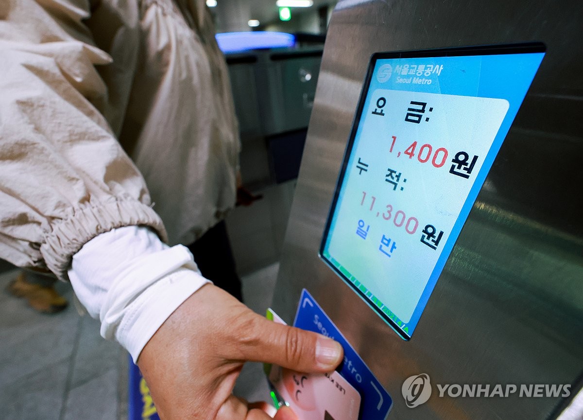 교통계 IC카드를 가려 개찰을 통과하는 서울 지하철의 이용자(자료 사진)=(연합 뉴스)