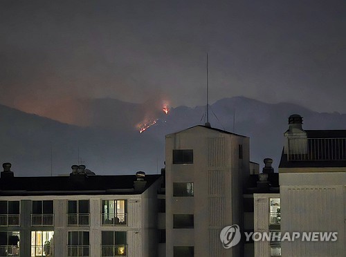 비 예보에 완진 기대감속 대구산불 집중 진화…헬기 43대 투입