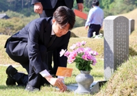 이준석 5·18 묘지 참배…1천27기 묘역에 손 편지 남겨