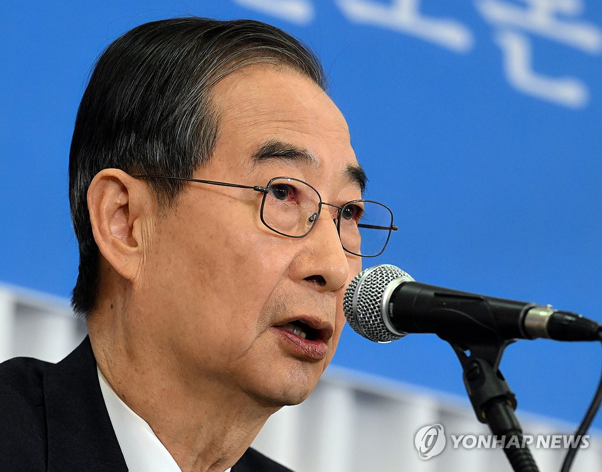 Former Prime Minister Han Duck-soo speaks with journalists during a debate session in Seoul on May 6, 2025. (Pool photo) (Yonhap) 