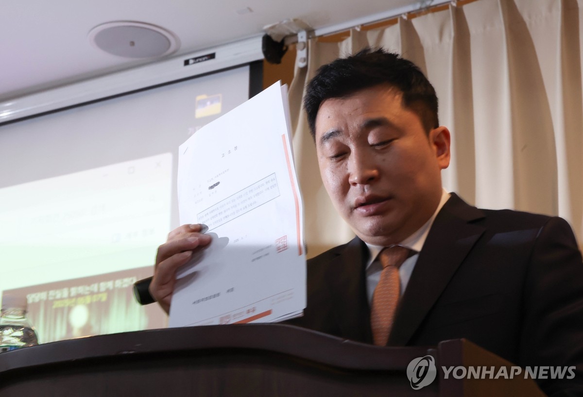 El 7 de mayo de 2025, Bu Ji-seok, el representante legal de la difunta actriz Kim Sae-ron, sostiene una demanda presentada contra el actor Kim Soo-hyun, en una oficina compartida, en el sur de Seúl.