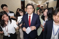  권성동 "김문수, 알량한 후보자리 지키려 회견…한심한 모습"