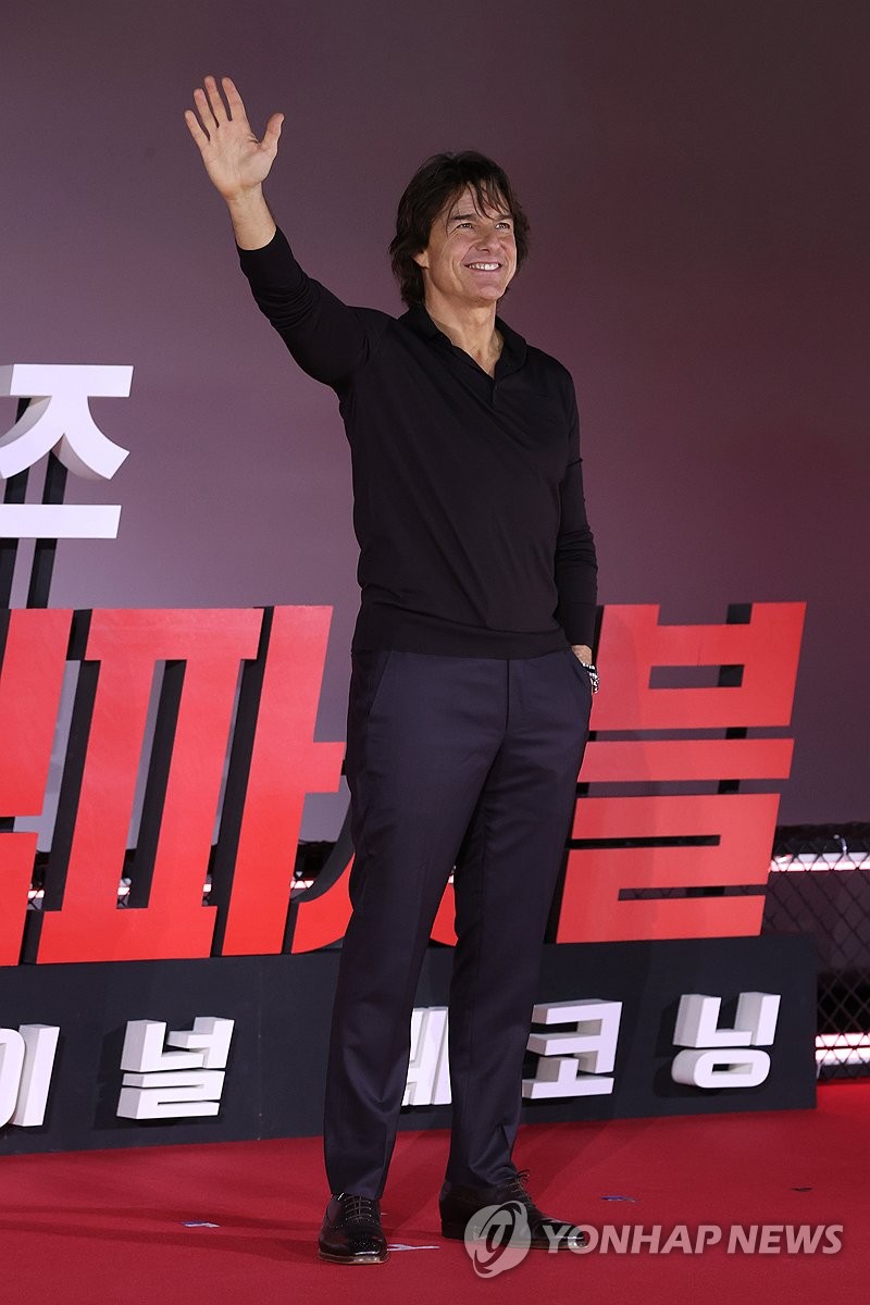 손인사하는 톰 크루즈