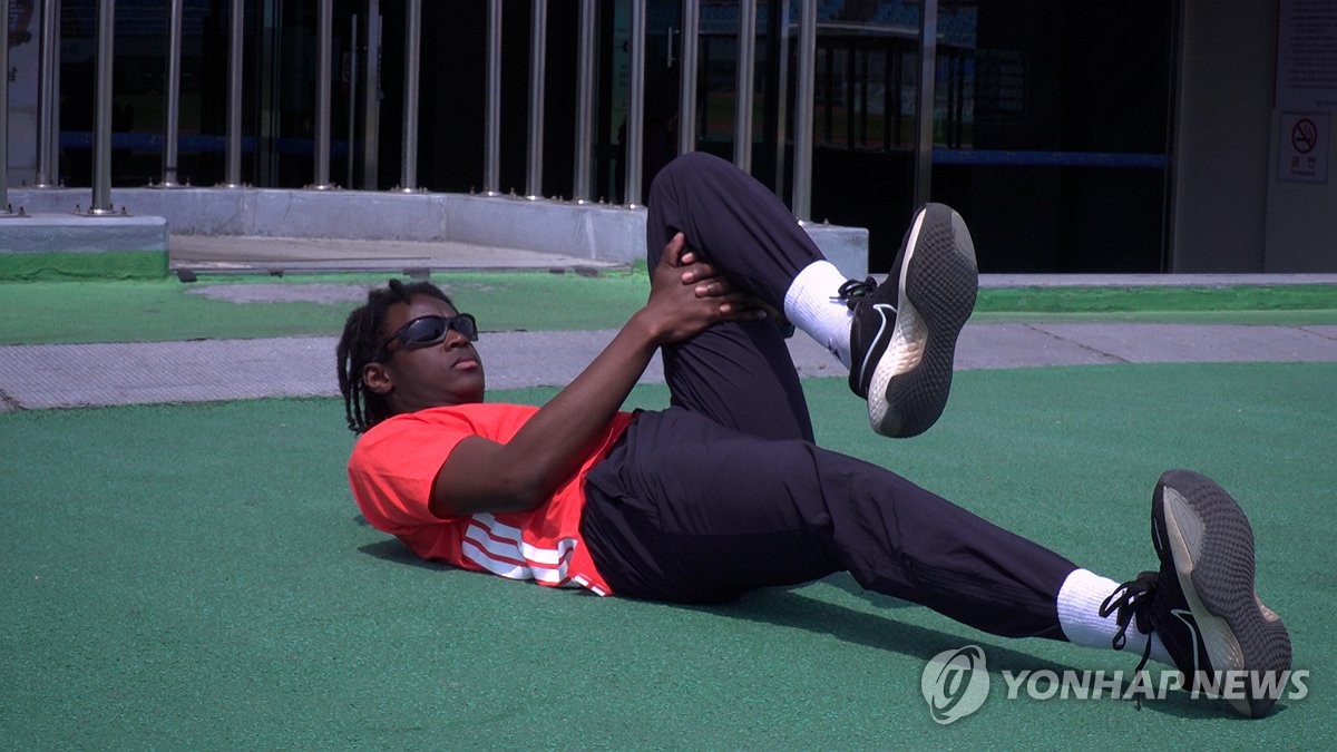 인터뷰하는 육상 기대주 비웨사