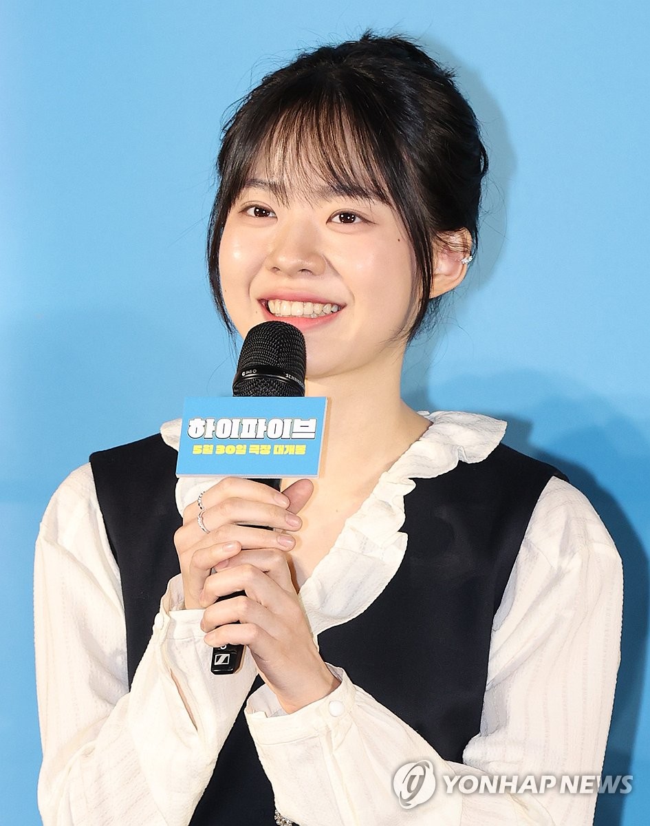 인사말하는 이재인