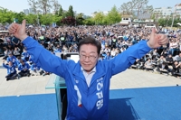이재명 "노동 존중 사회" vs 김문수 "기업 지원해 일자리 창출"