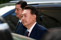 탈당한 尹, 두번째 포토라인…'내란에 직권남용 추가' 재판